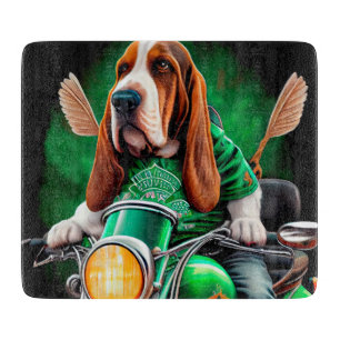 Planche À Découper Chien Basset Hound conduisant un vélo Saint-Patric