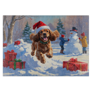 Planche À Découper Cocker Spaniel courant dans la neige avec un chape