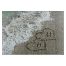 Planche À Découper Coeurs bloqués sur le sable de plage