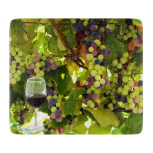 Planche À Découper Des raisins pourpres poussent sur la vigne avec du