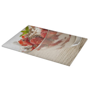 Planche À Découper Dessert de fraise avec du yaourt frais