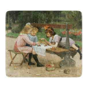 Planche À Découper Enfants ayant le thé de l'après-midi dans le parc