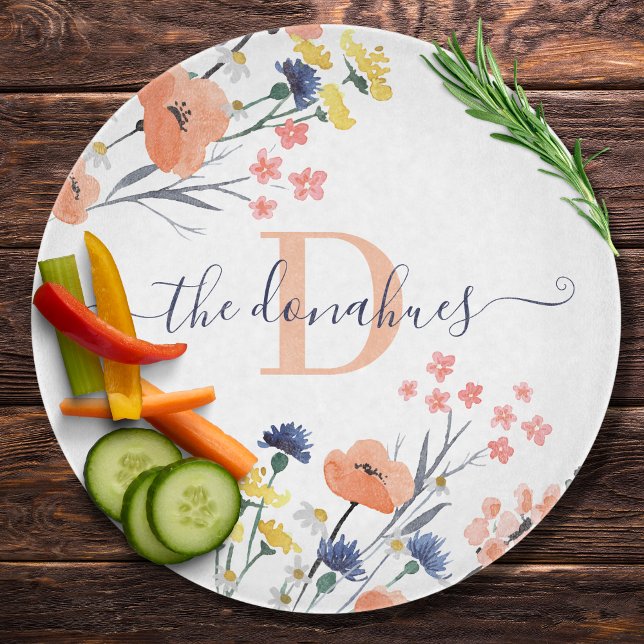 Planche à découper florale aquarelle monogrammée (This beautiful watercolor floral personalized cutting board would make a great gift! )