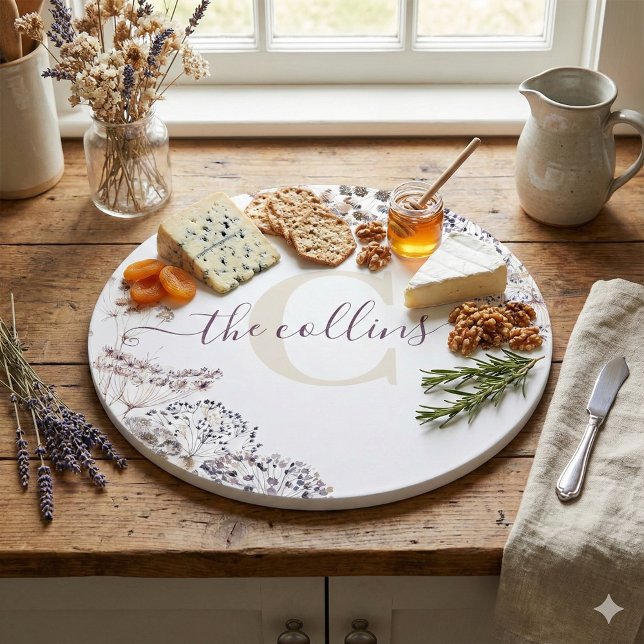 Planche à découper florale séchée avec monogramme (This personalized dried floral cutting board would make a wonderful gift for someone special! )