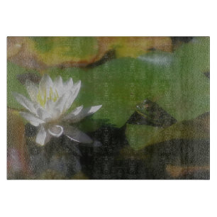 Planche À Découper Grenouille Admirant la nature blanche des fleurs d