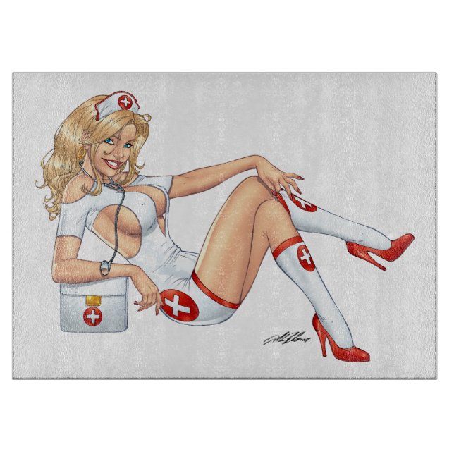 Planche À Découper Infirmière blonde dans l'uniforme tirant vers le (Devant)