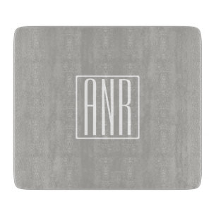 Planche À Découper Initiales Monogramme Blanc Sur Gris Clair