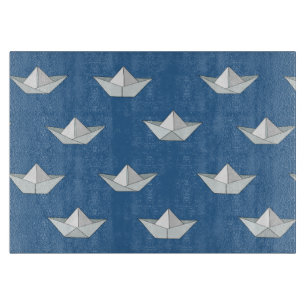 Planche À Découper Les Bateaux Origami Sur Le Motif De L'Eau