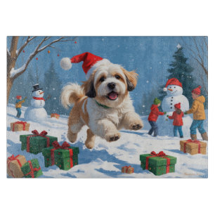 Planche À Découper Lhasa Apso courant dans la neige avec un chapeau d
