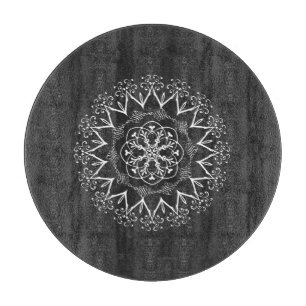 Planche À Découper mandala blanc art mandala avec arrière - plan somb