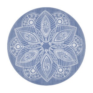 Planche À Découper Mandala blanc exotique sur Arrière - plan bleu