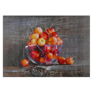 Planche À Découper Nature morte de cerises dans un bol en verre sur t