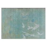 Oiseaux blancs à travers le ciel bleu