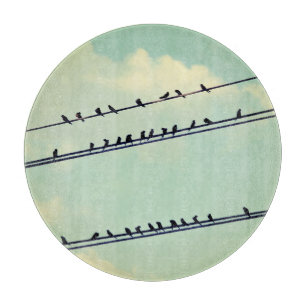 Planche À Découper Oiseaux sur fil, ciel bleu vintage.