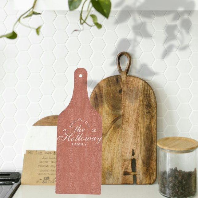 Planche À Découper Script Élégant Personnalisé Nom de famille Auberge (A great hostess is always in need of a new cutting board! Why not customize it? )