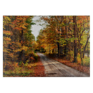 Planche À Découper Sentier boisé avec feuillage d'automne