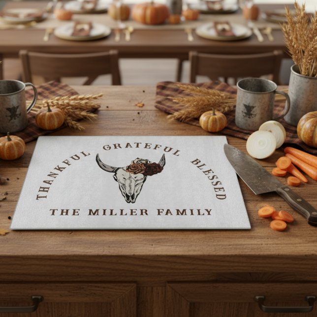 Planche À Découper Taureau floral occidental personnalisé (Thanksgiving Cutting Board for Fall. Thankful Grateful Blessed Floral Cow Skull with Family Name.)