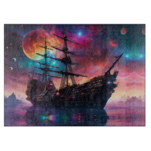 Planche À Découper Terre de vaisseau spatial pirate sur une autre pla