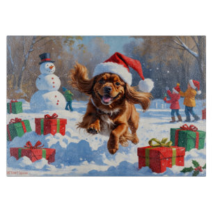 Planche À Découper Tibétain Spaniel courant dans la neige avec un cha