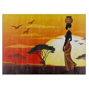 Planche À Découper Une belle femme africaine Silhouette sur les solei