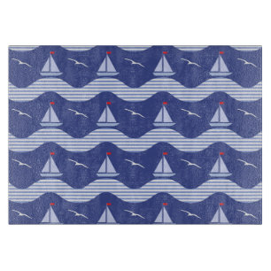 Planche À Découper Voiliers sur un motif rayé de mer
