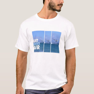 Planche à voile dans le T-shirt d'air