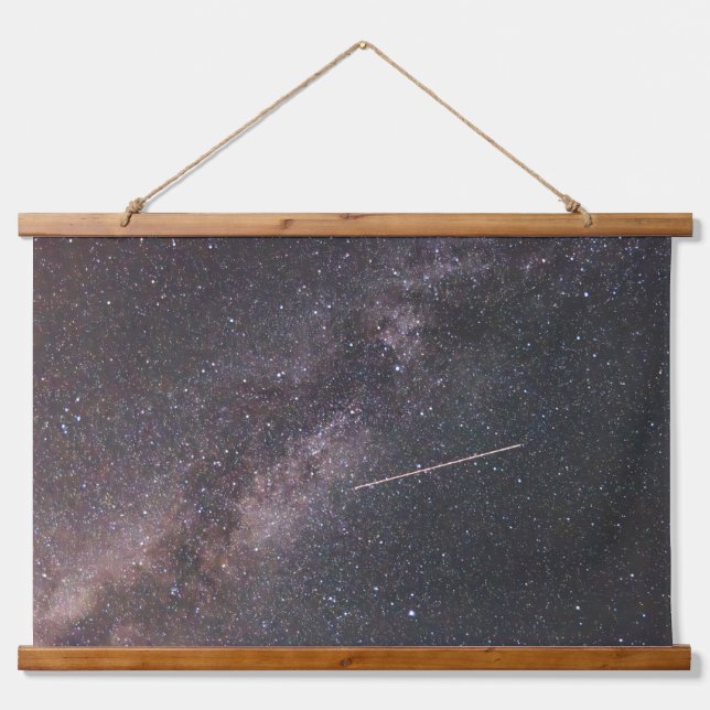 Plane crossing the Milky Way (2024) Wandteppich Mit Holzrahmen (Vorne)