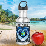 Planet Earth Hydration Green Blue Heart Edelstahlflasche<br><div class="desc">Eine wiederverwendbare Wasserflasche aus nicht rostendem Stahl mit einem Design des Planeten Erde,  die eine Wasserquelle in Liebe-Herz-Form liefert. Im Hintergrund fällt Regen ab und das Wort Hydrat wiederholt sich. Personalisieren Sie mit einem Namen über dem Planeten Bild für ein stilvolles und nützliches Geschenk.</div>