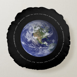 Planet Erde im Weltraum - Christlicher John 3:16 Rundes Kissen