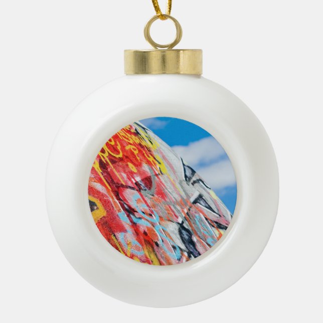 Planet Graffiti Keramik Kugel-Ornament (Vorderseite)
