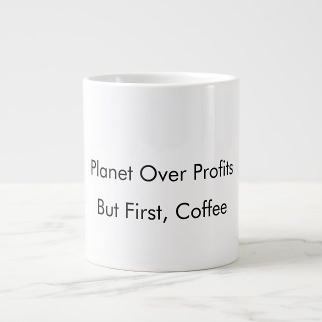 Planet über Profite (aber zuerst, Kaffee) lustiger Jumbo-Tasse (Vorderseite)