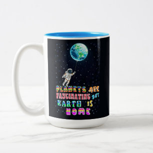 Planeten sind faszinierend, aber die Erde ist Zuha Zweifarbige Tasse
