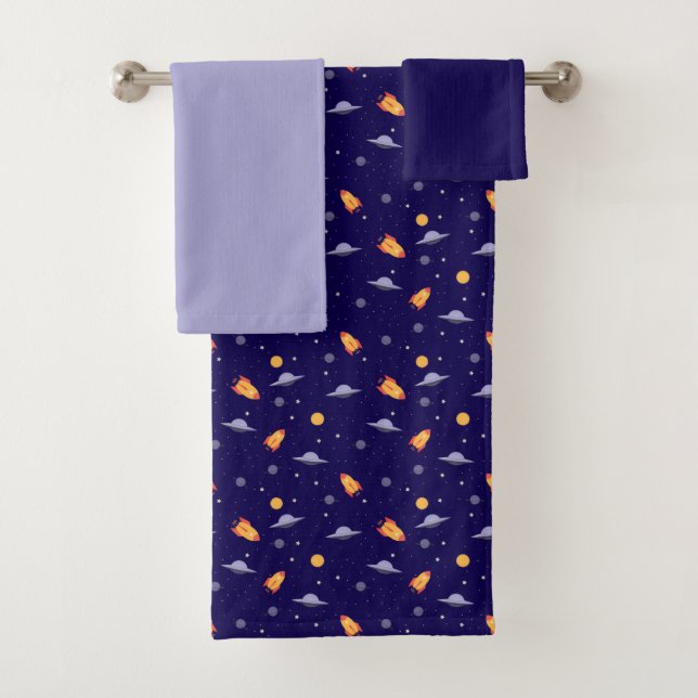 Planets stars pattern blue gray set Towel (En situation)