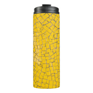 Planung der Wand aus gelben, schwarzen und grünen Thermosbecher