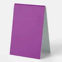 Conception avec un fond violet saisissant et blanc