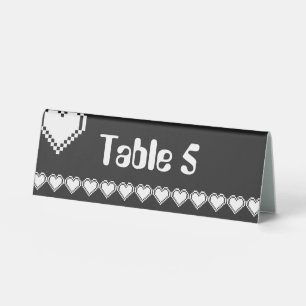 Plaque De Table Nos Coeurs 8 bits dans la tente de table noire