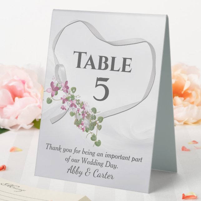 Plaque De Table Ruban de coeur de mariage blanc avec des fleurs (In SItu (Mariage))