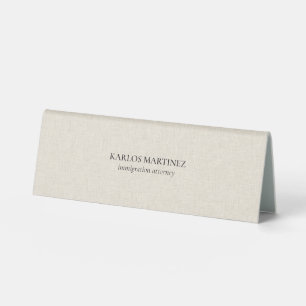 Plaque De Table Texte noir sur lin beige Immigration Attorney