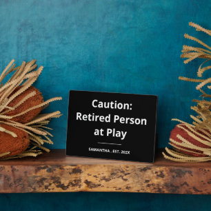 Plaque Photo Attention : personne retraitée à l'œuvre Drôle de