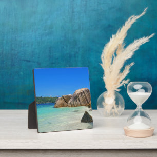 Plaque Photo Belle mer tropicale avec une plage rocheuse