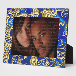 Plaque Photo Dragon d'or embouti sur papier satin bleu