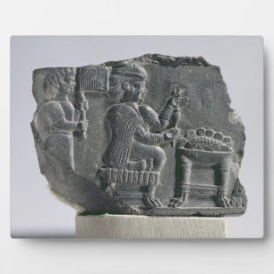 Plaque Photo Femme élamite filant, période néoélamite, c.700-