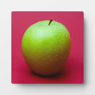 Plaque Photo Green apple on red background