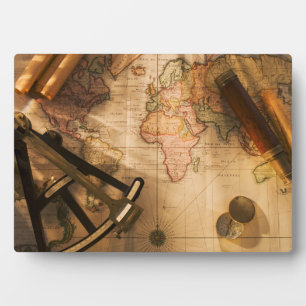 Plaque Photo Octant, Boussole Et Télescope Sur Carte Nautique