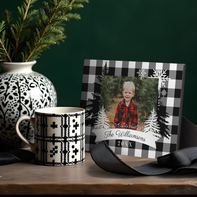 Plaque Photo Photo de famille de l'Arbre à pin rustique de Buff (Black Buffalo Plaid Rustic Pine Tree Family Photo Plaque)