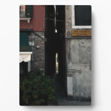 Ruelle vénitienne étroite (2024)