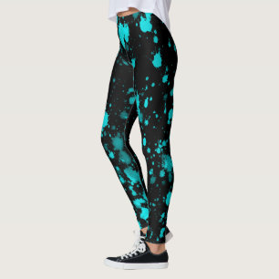 Plaques de peinture bleue sur les Leggings noirs