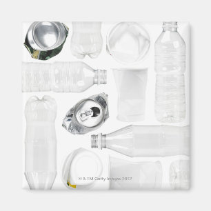 Plastikflaschen, Tassen und Aluminium-Dosen auf Magnet