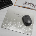 Platin Glow Personalisiert Mousepad<br><div class="desc">Chic personalisiertes Mousepad zeigt Ihren Namen, Ihren Firmennamen oder die Wahl eines benutzerdefinierten Textes in klassischer schwarzer Schrift auf einem silbergrauen Hintergrund, der mit einem Bersten weißer Bügel an der Spitze geschmückt ist.</div>