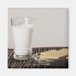 Platte der Imbisse mit einem Glas Milch Magnet